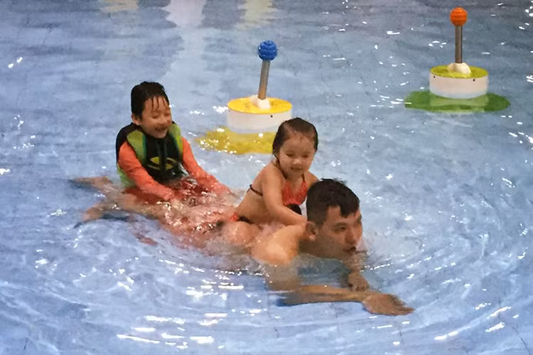 Khoảnh khắc doanh nhân Đức Hải cưng chiều bé Bảo Nam và bé Na.