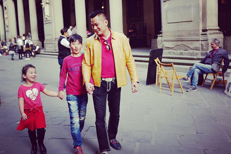 Đến nay, ông xã của Jennifer Phạm có không ít khoảnh khắc thân thiết bên con riêng của vợ.