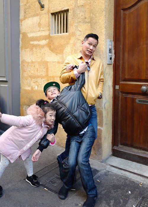 Trước đây, bé Bảo Nam vì quen với môi trường sống bên Mỹ nên chưa muốn về.