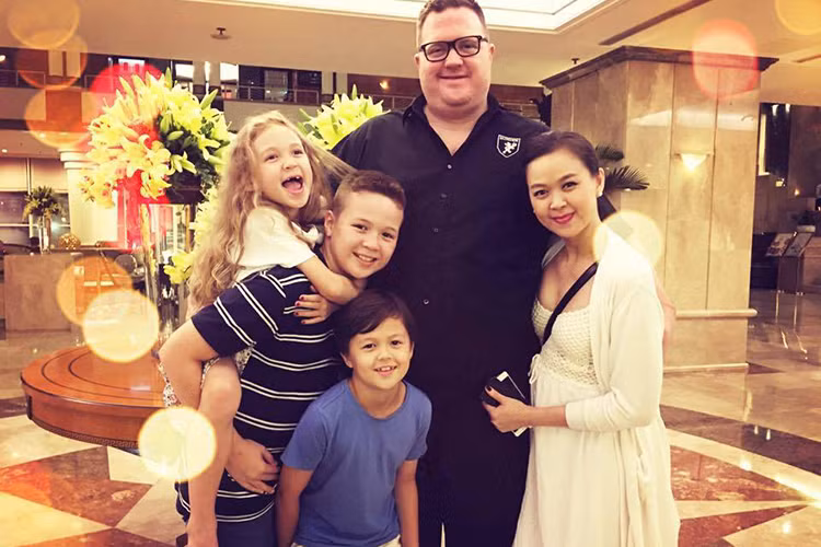 Ngoài bé Elizabeth, hai cậu con trai của Ngọc Nga cũng yêu thích sàn diễn. Bên cạnh đó, các nhóc tì này còn đam mê ca hát.