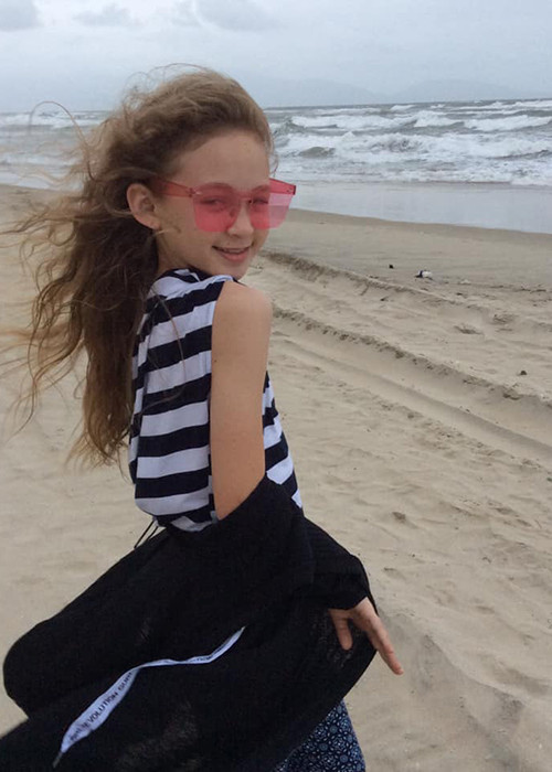 Bé Elizabeth đam mê nghề người mẫu đến mức tạo dáng mọi lúc mọi nơi.