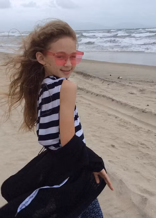 Bé Elizabeth đam mê nghề người mẫu đến mức tạo dáng mọi lúc mọi nơi.