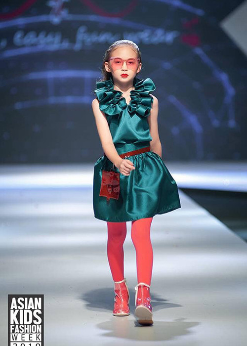 Bé Elizabeth tỏ ra khá tự tin catwalk trên sàn diễn thời trang hay trong các bộ ảnh.