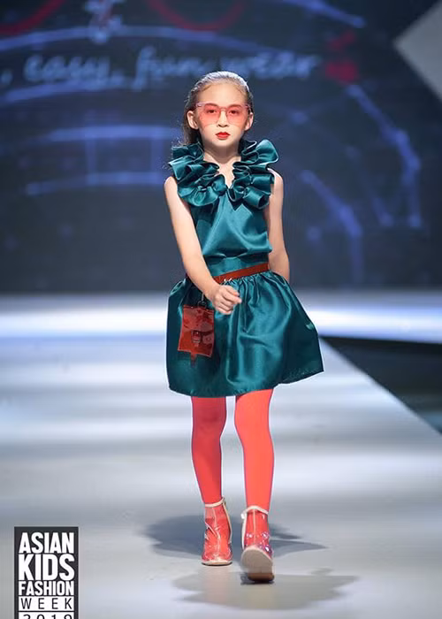 Bé Elizabeth tỏ ra khá tự tin catwalk trên sàn diễn thời trang hay trong các bộ ảnh.