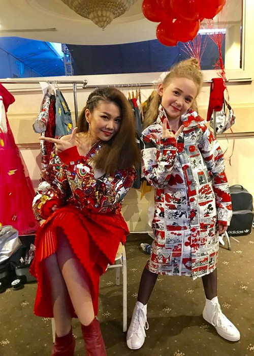 Có mẹ từng là người mẫu nổi tiếng, bé Elizabeth khá quen với ống kính máy ảnh và các nghệ sĩ.