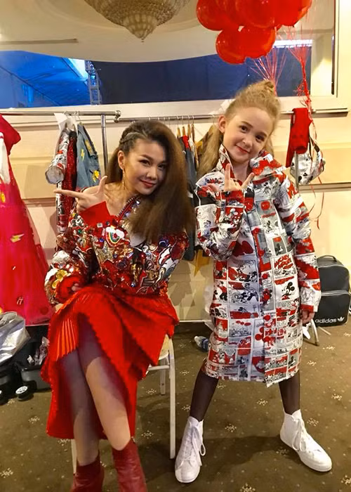 Có mẹ từng là người mẫu nổi tiếng, bé Elizabeth khá quen với ống kính máy ảnh và các nghệ sĩ.