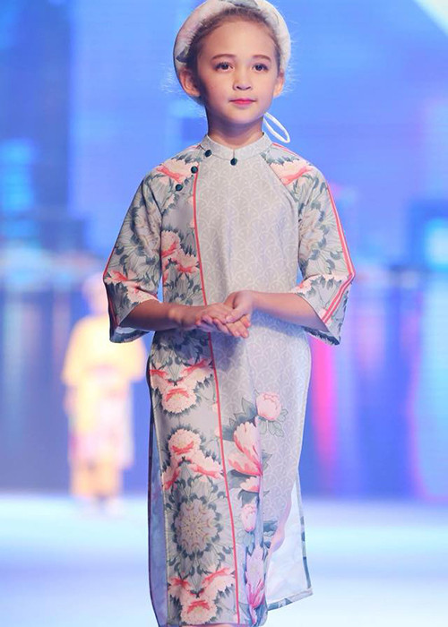 Cô công chúa nhà người siêu mẫu Ngọc Nga xinh xắn trong tà áo dài truyền thống.