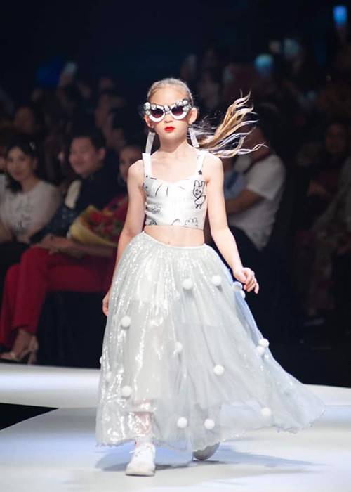 Con gái của Ngọc Nga đang làm người mẫu nhí. Được biết, cô nhóc yêu thích sàn diễn từ khi còn nhỏ.