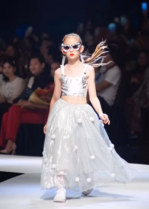 Con gái của Ngọc Nga đang làm người mẫu nhí. Được biết, cô nhóc yêu thích sàn diễn từ khi còn nhỏ.