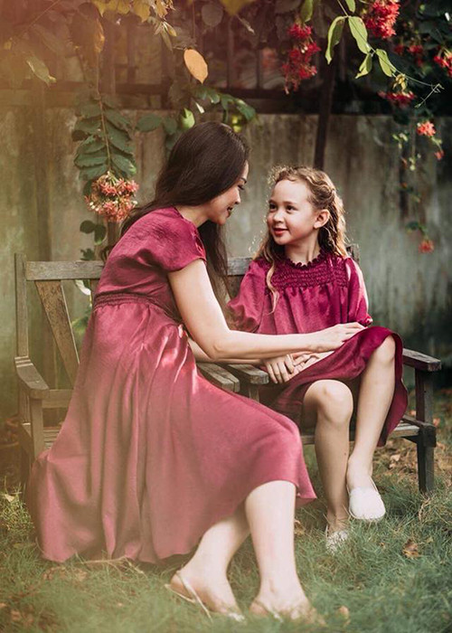 Con gái yêu thích sàn diễn nên Ngọc Nga không nỡ ngăn cản. Bên cạnh đó, cựu người mẫu còn đồng hành cùng con trong các show diễn, các buổi chụp hình.