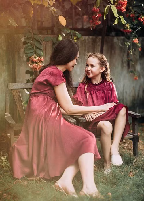 Con gái yêu thích sàn diễn nên Ngọc Nga không nỡ ngăn cản. Bên cạnh đó, cựu người mẫu còn đồng hành cùng con trong các show diễn, các buổi chụp hình.