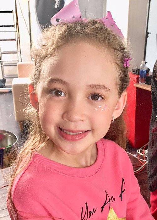 Bé Elizabeth thích thú đi diễn, chụp ảnh nhưng vẫn không quên nhiệm vụ học tập.