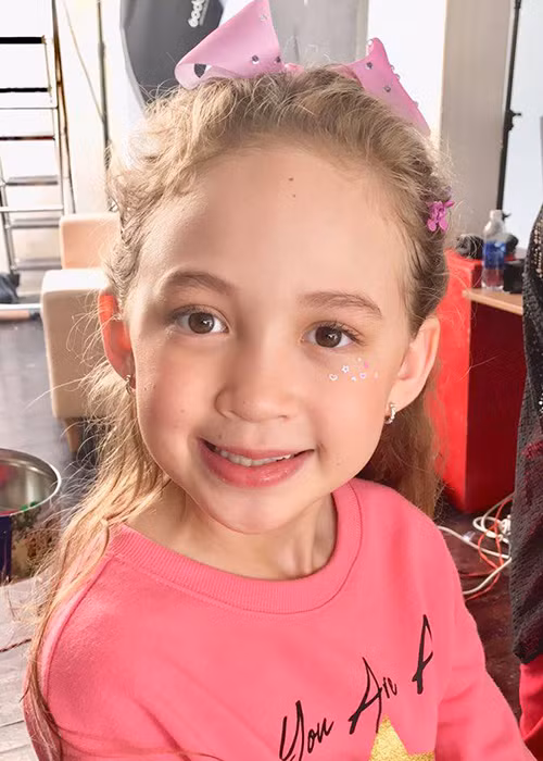 Bé Elizabeth thích thú đi diễn, chụp ảnh nhưng vẫn không quên nhiệm vụ học tập.