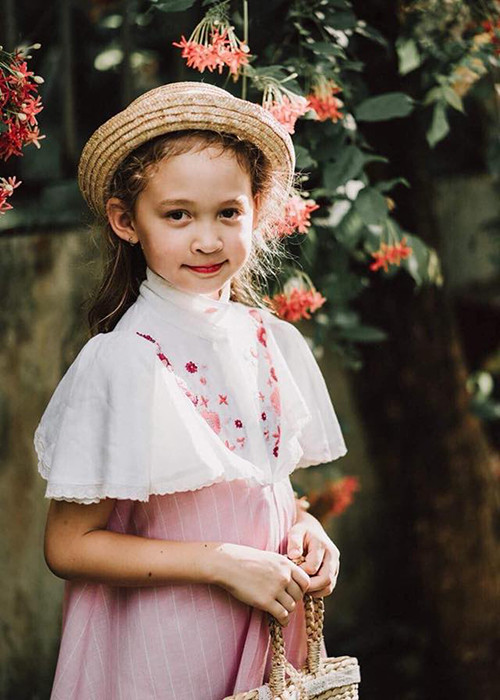 “Thương con quá, khuya rồi mà vẫn miệt mài ở sân khấu phúc khảo chương trình. Trước đó thì con đã hoàn thành phần chụp hình Tết Trung Thu với các bạn với niềm thích thú vô cùng. Giờ đã gần nửa đêm mà con vẫn vui vẻ không một lời than vãn. Máu nghề đã thấm sâu vào con mất rồi con gái ơi”, Ngọc Nga chia sẻ.