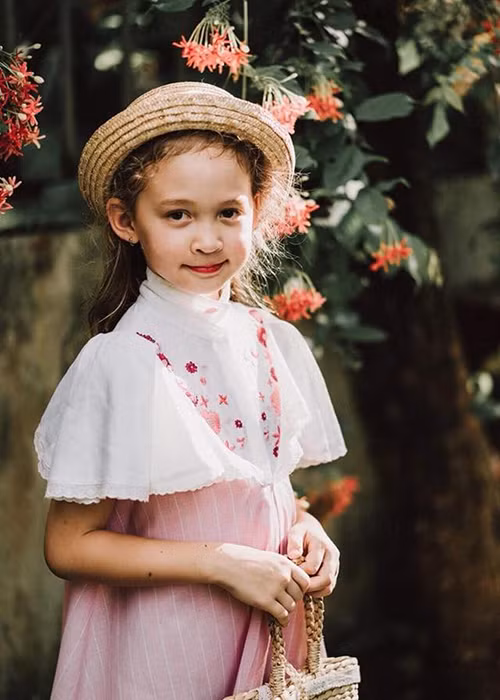 “Thương con quá, khuya rồi mà vẫn miệt mài ở sân khấu phúc khảo chương trình. Trước đó thì con đã hoàn thành phần chụp hình Tết Trung Thu với các bạn với niềm thích thú vô cùng. Giờ đã gần nửa đêm mà con vẫn vui vẻ không một lời than vãn. Máu nghề đã thấm sâu vào con mất rồi con gái ơi”, Ngọc Nga chia sẻ.