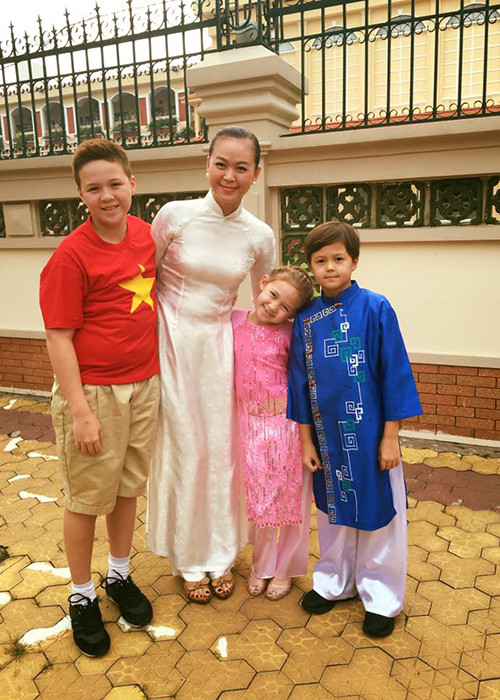 Ngọc Nga vừa làm mẹ vừa làm công việc quản lý các show diễn của con gái.