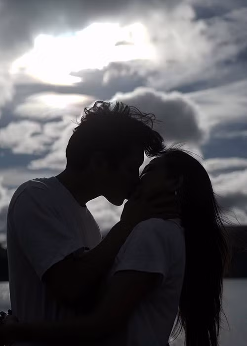 Từ khi công khai tỏ tình với Lý Phương Châu, Hiền Sến vẫn luôn dành cho bạn gái những cử chỉ đầy ngọt ngào.