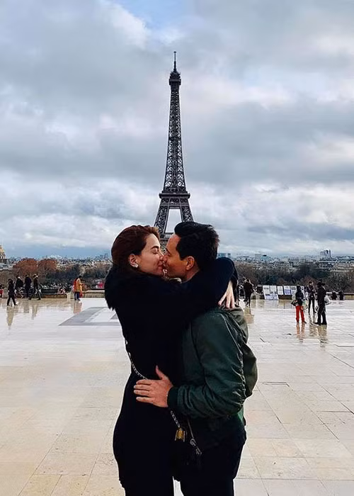 Đầu năm 2019, Hà Hồ đã cùng gia đình sang Thụy Điển thăm nhà Kim Lý. Fans hiện mong chờ cái kết đẹp của chuyện tình giữa Hồ Ngọc Hà và bạn trai.