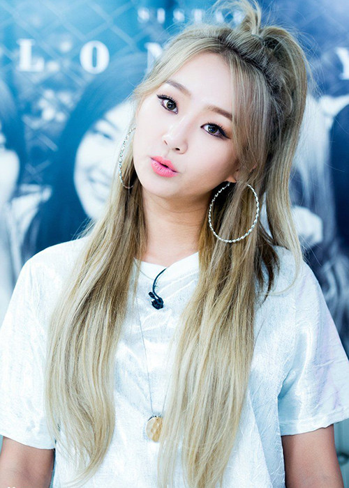 Từ khi bước chân vào showbiz, Hyorin (Sistar) rất hiếm khi mặc kín đáo như thế này. Ảnh: Live