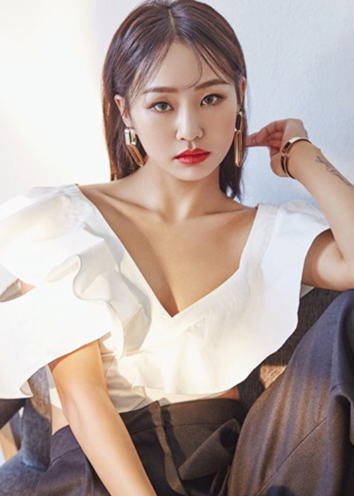 Hyorin bị nhiều dân mạng chê rằng quên hát mà chỉ mải lo khoe dáng. Ảnh: Allure