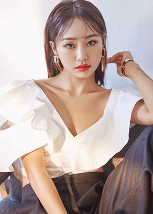 Hyorin bị nhiều dân mạng chê rằng quên hát mà chỉ mải lo khoe dáng. Ảnh: Allure