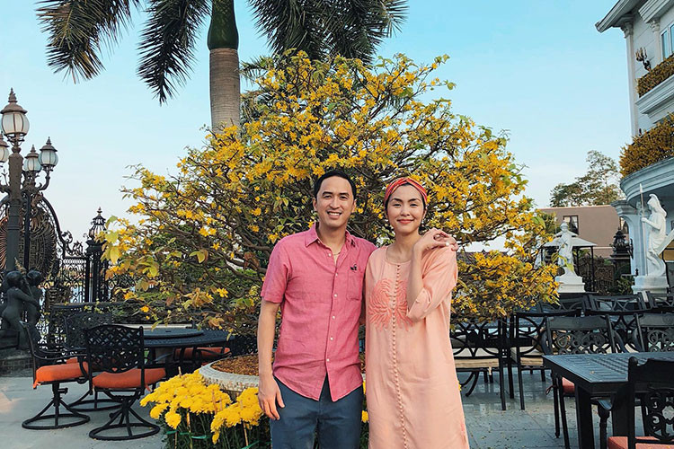 Tăng Thanh Hà cũng đang làm dâu một gia đình danh gia vọng tộc. Bố chồng mỹ nhân Việt là ông Johnathan Hạnh Nguyễn - chủ tịch một tập đoàn có tiếng.