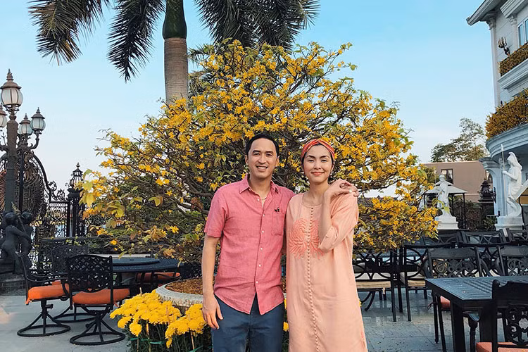 Tăng Thanh Hà cũng đang làm dâu một gia đình danh gia vọng tộc. Bố chồng mỹ nhân Việt là ông Johnathan Hạnh Nguyễn - chủ tịch một tập đoàn có tiếng.