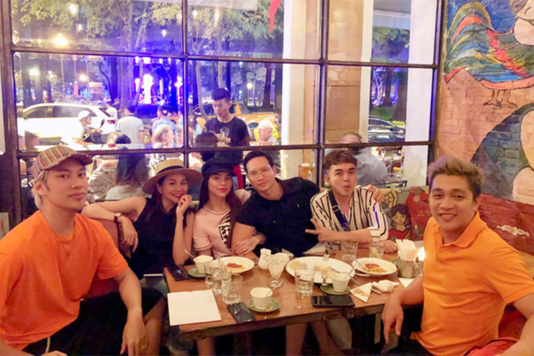 Nam thiết kế thường xuyên có mặt trong các buổi hội họp bạn bè của Hà Hồ. Ảnh: FBNV