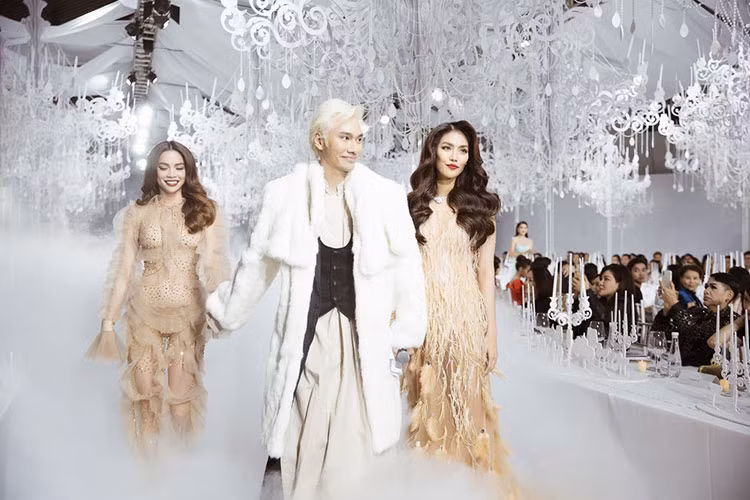 Hình ảnh Hà Hồ catwalk trong show diễn đánh dấu 10 năm làm nghề của Lý Quí Khánh. Ảnh: Yan