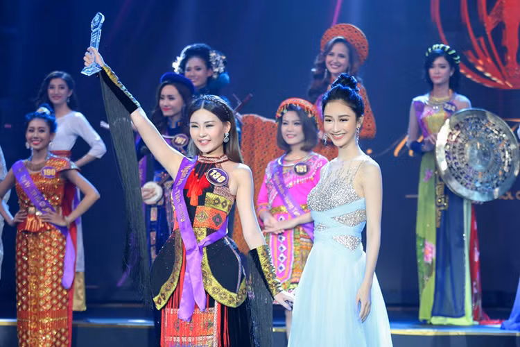 Hình ảnh Ngân Anh được trao giải phụ trong chung kết Hoa khôi Du lịch Việt Nam. Ảnh: Thế giới điện ảnh