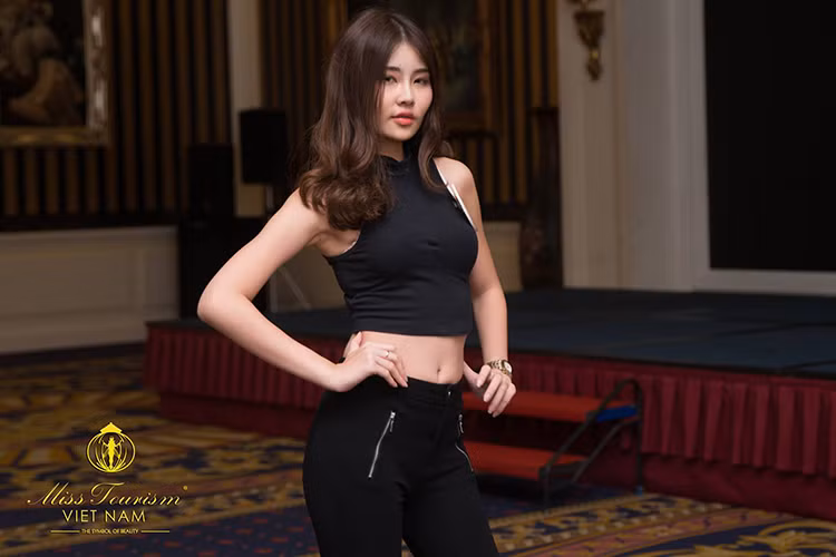 Ngân Anh sở hữu vóc dáng gợi cảm nhưng gương mặt của cô lại bầu bĩnh. Ảnh: Fanpage