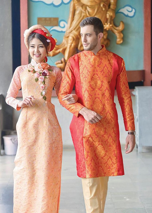 Hình ảnh chân dài gốc Tiền Giang mặc áo dài chụp ảnh bên một nam người mẫu ngoại quốc. Ảnh: Zing