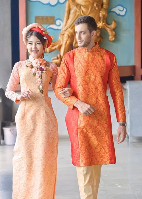 Hình ảnh chân dài gốc Tiền Giang mặc áo dài chụp ảnh bên một nam người mẫu ngoại quốc. Ảnh: Zing