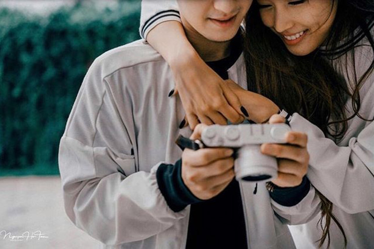 Bạn gái của Huỳnh Anh tên Y Vân, đang định cư ở Bỉ. Không chỉ xinh đẹp, cô còn giỏi giang với 2 bằng thạc sĩ chuyên ngành Quan hệ quốc tế của Bỉ và Trung Quốc.