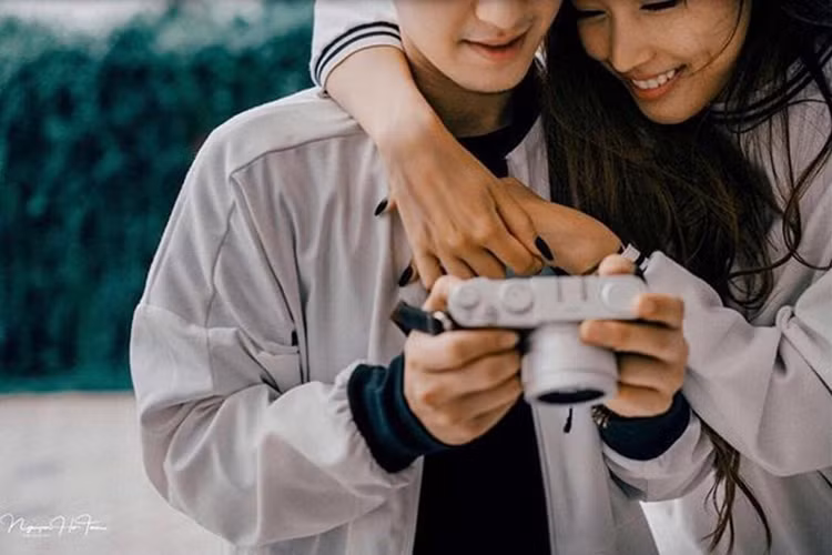 Bạn gái của Huỳnh Anh tên Y Vân, đang định cư ở Bỉ. Không chỉ xinh đẹp, cô còn giỏi giang với 2 bằng thạc sĩ chuyên ngành Quan hệ quốc tế của Bỉ và Trung Quốc.