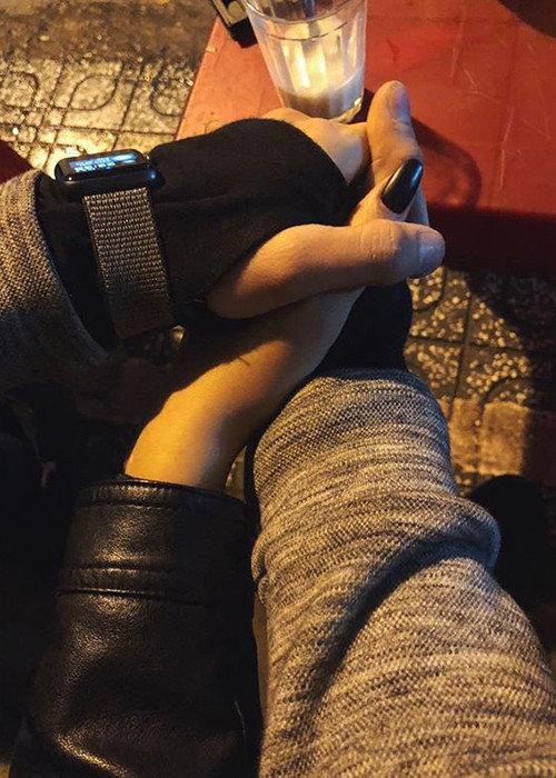 Yêu xa, Huỳnh Anh và Y Vân thường bày tỏ nỗi nhớ đối phương qua trang cá nhân.