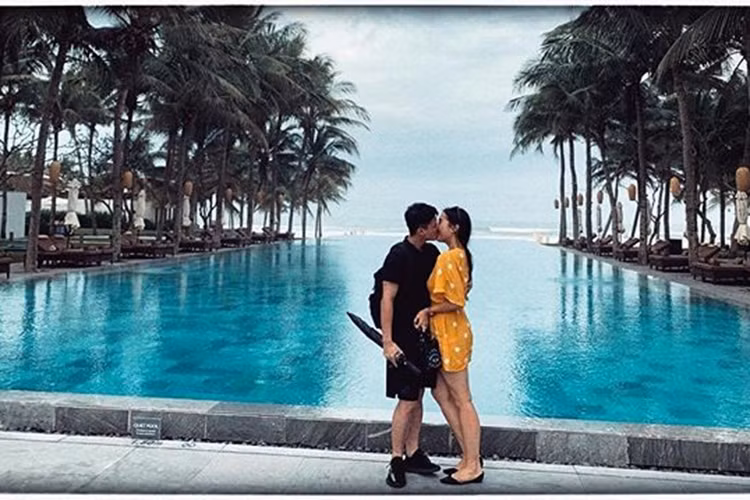 Huỳnh Anh khóa môi bạn gái ngọt ngào trong một chuyến du lịch.