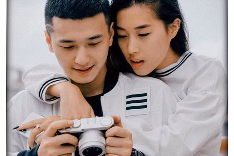 Năm 2017, Huỳnh Anh chia tay Hoàng Oanh. 1 năm sau đó, nam diễn viên công khai tình mới.