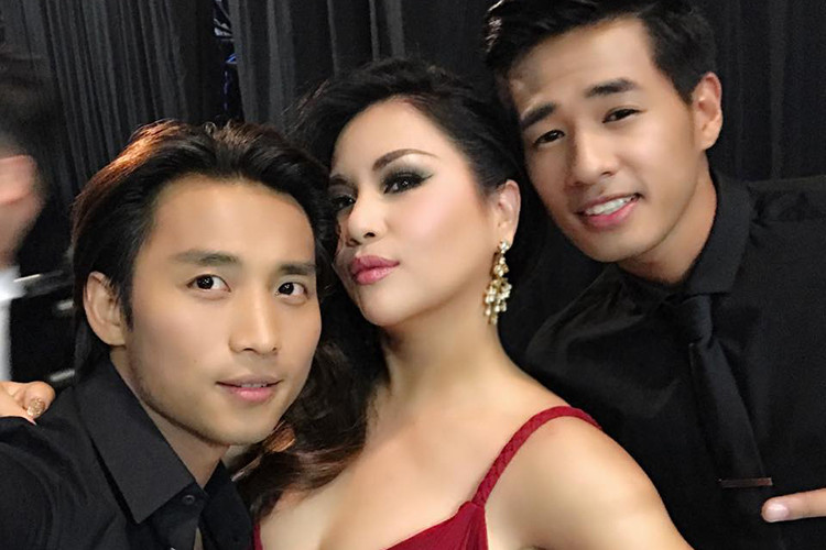 Minh Tuyết khoe vai trần gợi cảm trong một lần đi hát.