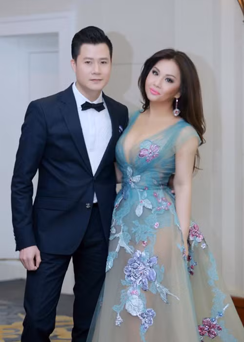 Nữ ca sĩ hải ngoại chuộng trang phục biểu diễn xuyên thấu, xẻ tà cao hay khoét sâu ngực để phô trọn vóc dáng.