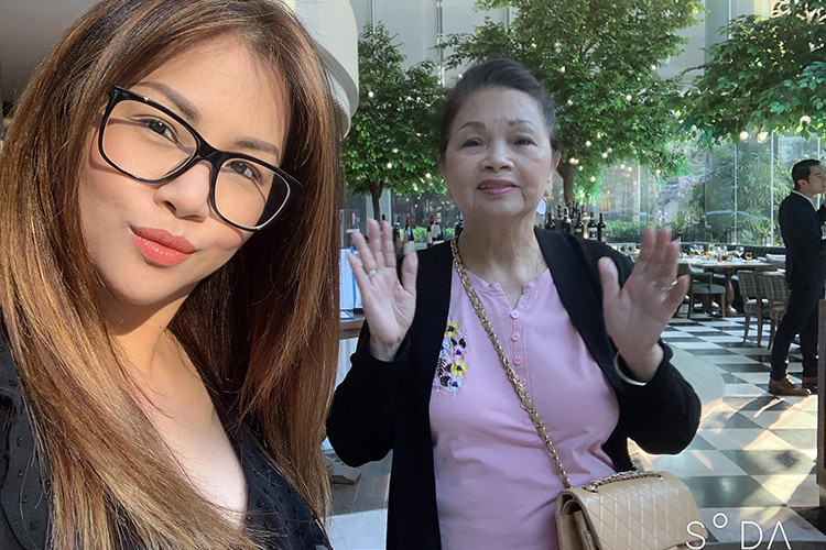 Đang là tâm điểm sau khi bị Vy Oanh tố giành hit, Minh Tuyết khoe ảnh vui vẻ bên gia đình đồng thời cập nhật hình ảnh ghi dòng chú thích: "Tâm bất biến giữa dòng đời vạn biến".