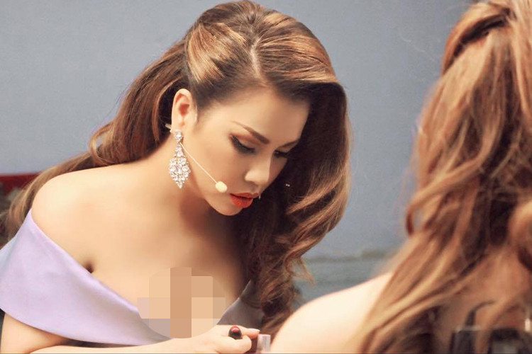 Nữ ca sĩ khéo chọn trang phục gợi cảm vừa đủ để tránh gây phản cảm.