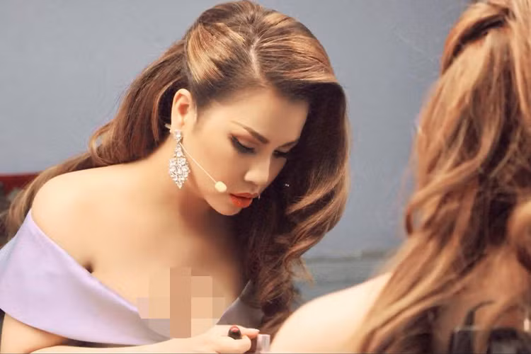 Nữ ca sĩ khéo chọn trang phục gợi cảm vừa đủ để tránh gây phản cảm.