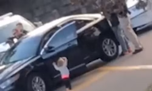 Be gai 2 tuoi bo ra khoi xe, di chan dat va gio tay dau hang canh sat