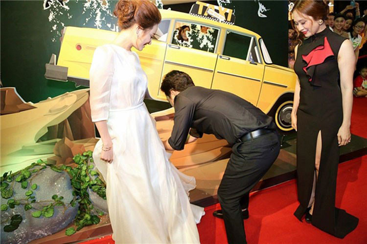 "Chàng hề xứ Quảng" không ít lần cúi người chỉnh váy để Nhã Phương đẹp nhất khi lên hình. Ảnh: Thế giới trẻ