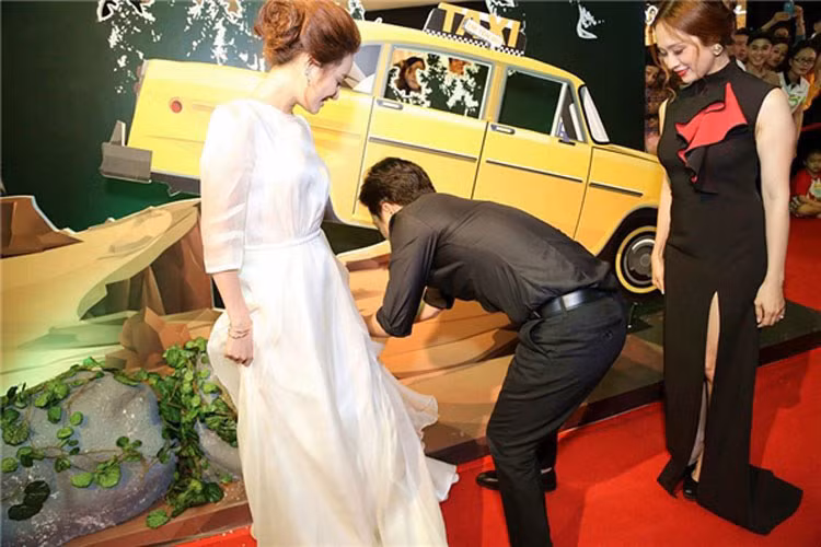 "Chàng hề xứ Quảng" không ít lần cúi người chỉnh váy để Nhã Phương đẹp nhất khi lên hình. Ảnh: Thế giới trẻ