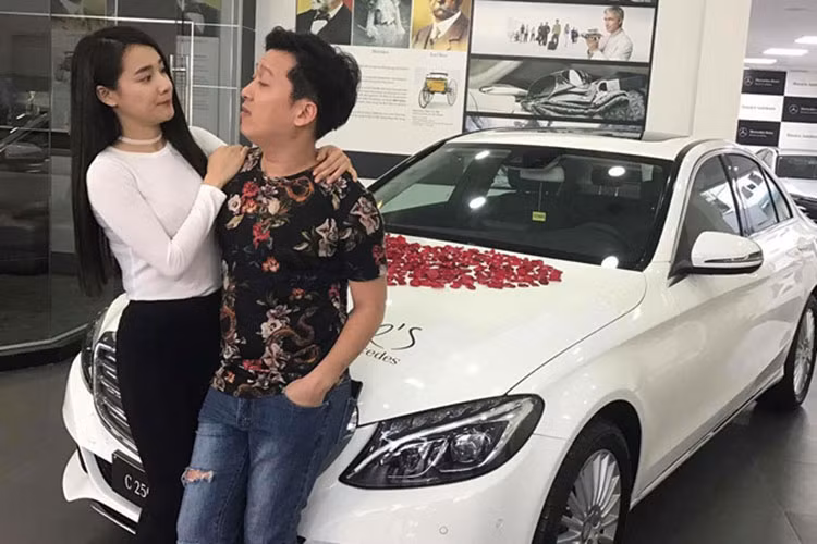 Trước khi cưới, "Mười khó" vốn rất chiều chuộng nửa kia của mình. Anh từng tặng xe tiền tỷ cho Nhã Phương. Ảnh: Zing