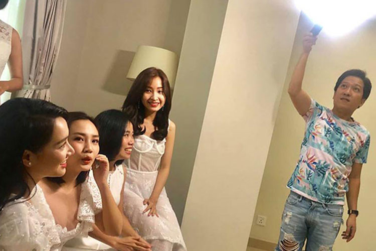 "Mười khó" thậm chí tự tay hắt đèn cho bà xã chụp ảnh trong đám cưới. Ảnh: FBNV