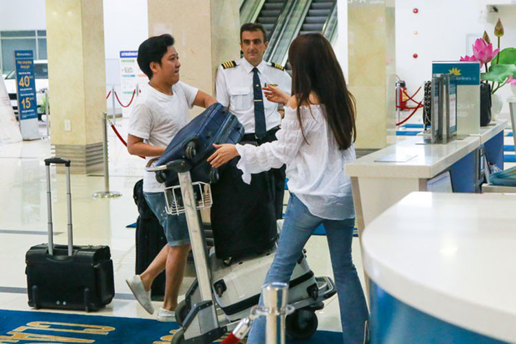 Trong một lần bạn gái sắp muộn chuyến bay, "Mười khó" vẫn gắng sức một mình xách hành lý dù vóc dáng nhỏ bé để bạn gái có thời gian làm thủ tục. Ảnh: Zing