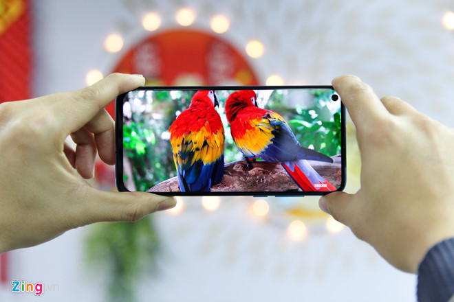 Trong quá trình sử dụng máy vào các tác vụ như xem video hoặc chơi game, phần "nốt ruồi" trên màn hình không gây ra nhiều khó chịu hay chiếm diện tích như trên màn hình khuyết đỉnh. Tuy nhiên, với một số ứng dụng chưa được tối ưu hiển thị, máy sẽ hiện ra một dải đen khá dày ở phần đỉnh. Đây là hạn chế về phần mềm và hãng có thể khắc phục bằng cách tung ra các bản cập nhật trong tương lai.